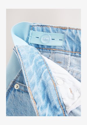 Material din denim albastru deschis cu o textură netedă, prevăzut cu o talie presată, închidere cu nasture alb și accente de cusături.