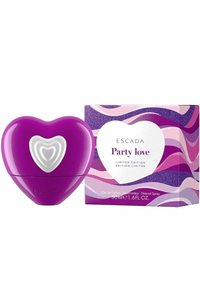 Purppurun sydämenmuotoinen hajuvesipullo, jossa on valkoinen yksityiskohta ja pyöristetyt reunat. Sen mukana värikkäässä kuviollisessa laatikossa on vaaleanpunaisia ja purppuran värisiä aaltoja.