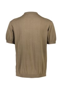 Lyhythihainen, ruskea neulepolo paita, jossa on ribbatut hihansuut ja helma, kuvattuna takaa valkoista taustaa vasten.