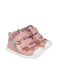 Zapatos de niño pequeño en color rosa, con cuero texturizado, acentos de purpurina a los lados, doble tira de Velcro y una suela de goma blanca. Diseño de punta redonda.