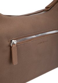 Borsa a tracolla in tessuto marrone con zip argentata e tirazip in pelle sulla tasca frontale, con il marchio stampato "Gerry Weber".