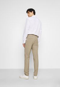 DOCKERS SMART FLEX TROUSER  - Calças - timber wolf