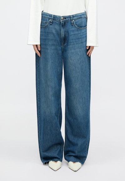 Széles szárú kék farmernadrág, magas derékkal, klasszikus ötpocketes kialakítással és enyhén kopott hatással.