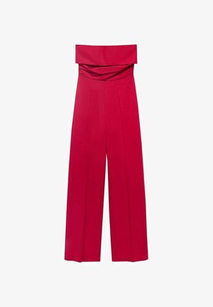 Pantaloni largi roșii, cu talie pliată, deasupra umerilor. Textură netedă și design structurat, potrivite pentru diverse ocazii.