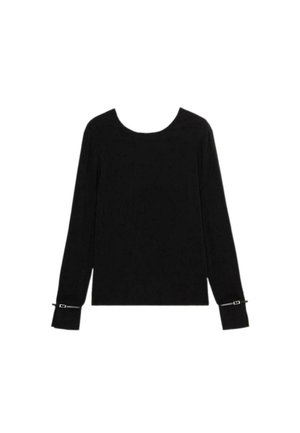 Maglietta nera a maniche lunghe con scollatura rotonda e piccole cinturini fibbia sui polsini, esposta su uno sfondo bianco.