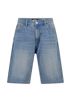 Lichtblauwe denimshorts met knoop- en ritssluiting, riemlussen en voorzakken, afgebeeld tegen een witte achtergrond.