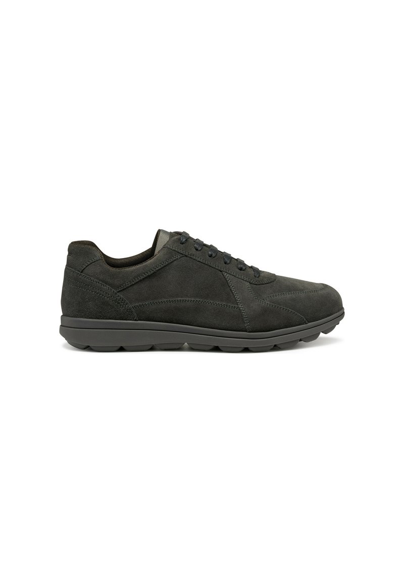 Zapatilla de ante gris oscuro con un diseño curvado, superficie texturizada, punta redonda y cierre de cordones. Presenta una suela de goma con patrones de agarre.