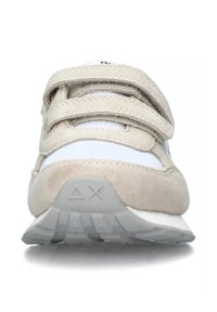 Sneaker in suede beige con pannelli in mesh bianco, doppie cinghie in Velcro e suola in gomma grigia testurizzata con logo triangolare.