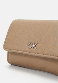 Calvin Klein DAILY SMALL TRIFOLD - Lommebok - chanterelle