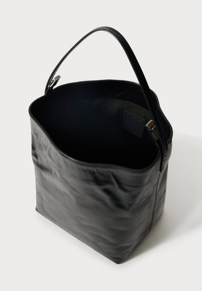 Juodas odinis rankinis krepšys su lygiu, tekstūruotu paviršiumi ir struktūrizuota forma. Yra vienas laikiklis ir atvira viršutinė dalis.