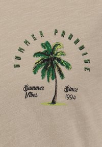 Ilustración de una palmera verde con el texto "PARAÍSO DE VERANO" encima, "Vibras de Verano" a la izquierda y "Desde 1994" a la derecha sobre una tela beige.