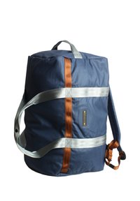 Dunkelblaues Stofftasche mit silbernen und braunen Trägern, runder Form, Obergriff, verstellbarem Schultergurt und Markenetikett-Detail.