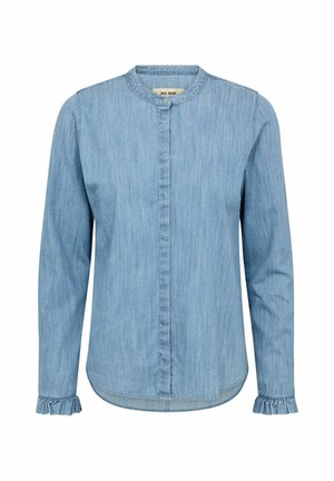 Hellblaues Denim-Hemd mit langen Ärmeln, rundem Kragen, verdeckten Knöpfen vorne und gerafften Manschetten auf weißem Hintergrund.