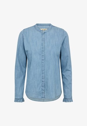 Hellblaues Denim-Hemd mit langen Ärmeln, rundem Kragen, verdeckten Knöpfen vorne und gerafften Manschetten auf weißem Hintergrund.