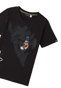 Camiseta de algodón negra de manga corta, con un colorido estampado estilo graffiti de una mano y una lata de spray, con un cuello redondo y un acento verde en el interior.