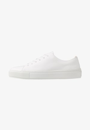 Weiße Ledersneaker mit runder Zehenpartie, flacher Schnürung und strukturiertem Gummisohle. Minimalistisches Design und glatte Oberfläche.