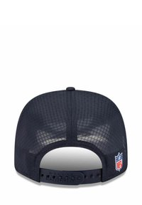Marineblaue Baseballmütze mit Netzrücken, verstellbarem Riemen, geprägtem "DALLAS COWBOYS"-Logo und NFL-Insignien an der Seite.