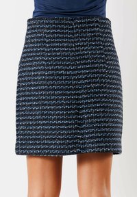 Schwarz-blaue Tweed-Rock mit figurbetontem Design, gefertigt aus strukturiertem Stoff und mit geradem Saum, geeignet für legere oder formelle Anlässe.