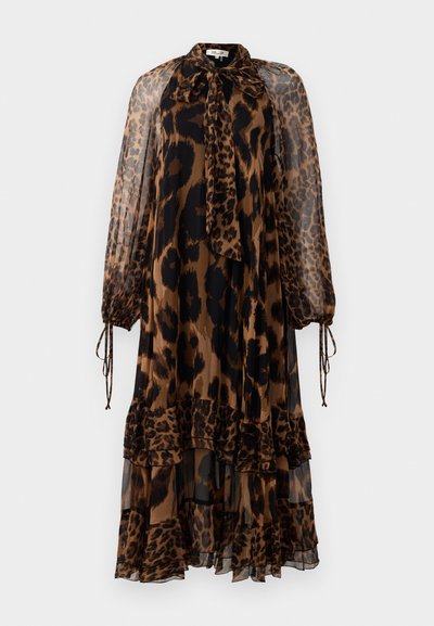 Abito maxi con stampa leopardata in tessuto leggero e trasparente. Presenta un collo alto, ruffles a strati e polsini con cordoncino. Colori marrone e nero.