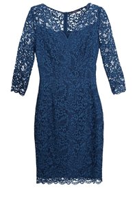 Robe en dentelle bleu marine avec des manches trois-quarts, motifs floraux, ourlet festonné, décolleté en V et fermeture éclair invisible dans le dos.