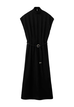 Vestido midi negro sin mangas con escote alto y cinturón delgado con hebilla y puntas doradas en la cintura.