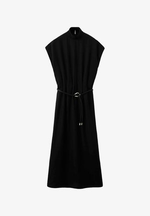 Sort ærmeløs midikjole med høj halsudskæring og tyndt bælte med guldlås og spidser ved taljen.