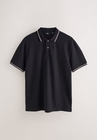 Polo noir à manches courtes avec des bandes blanches sur le col et les bords des manches, deux boutons sur la patte de boutonnage et une étiquette de taille moyenne.