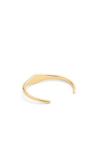 Guldtonad armbandsmanschett med en slät, polerad yta. Har en elegant, öppen design med avsmalnande ändar.