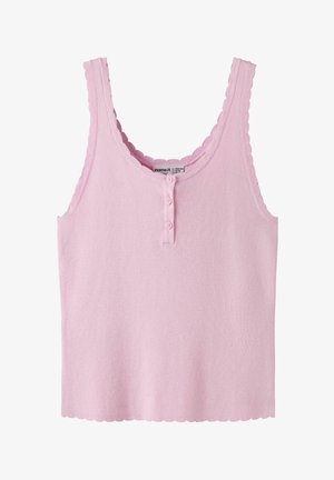 Lyserød ærmeløs striktop med bølgekant og tre små knapper ved halsudskæringen.