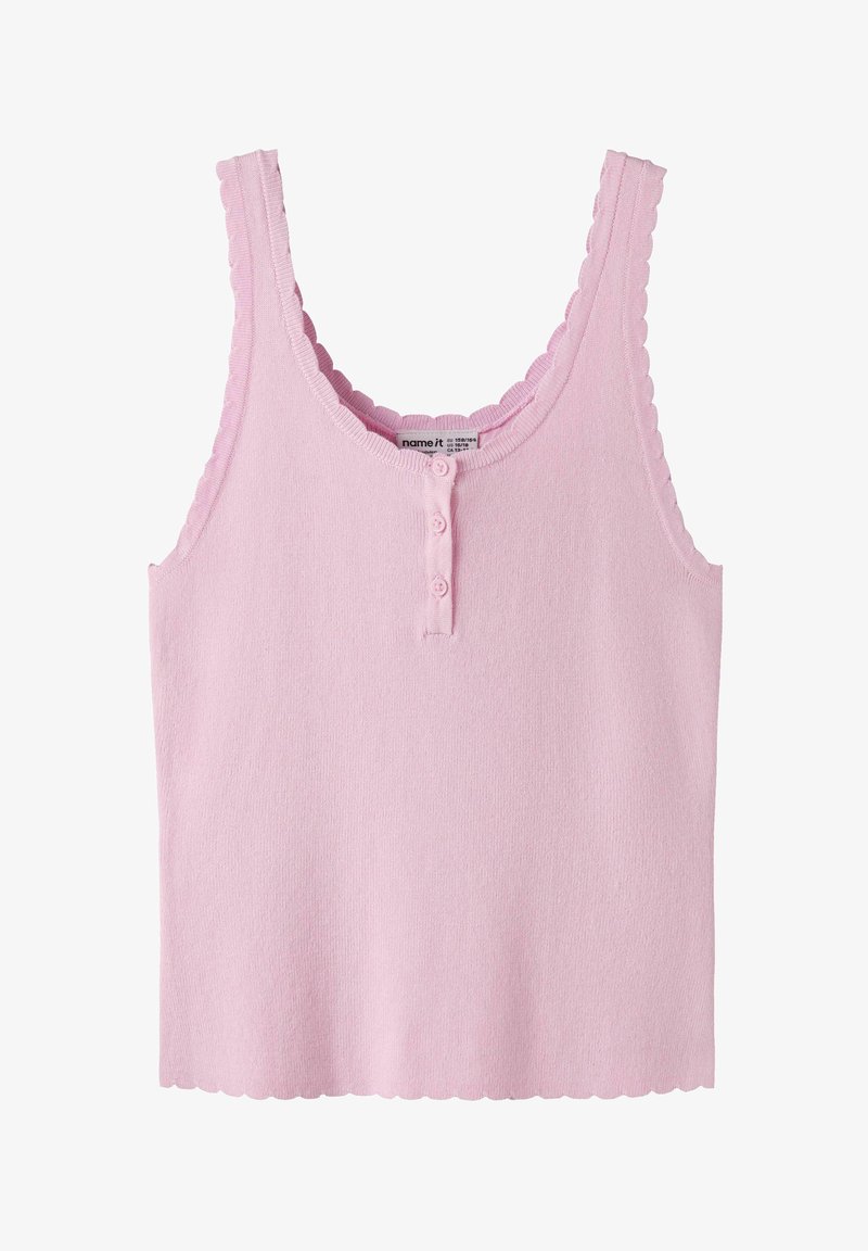 Lichtroze mouwloos gebreid topje met gegolfde randen en drie kleine knoopjes bij de halslijn.