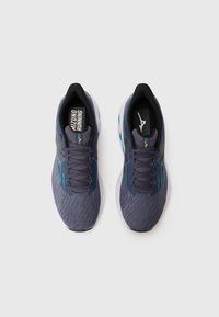 Chaussures de course Mizuno avec une tige en maille gris foncé, des accents bleus, une surface texturée et une semelle blanche rembourrée. Design à lacets.