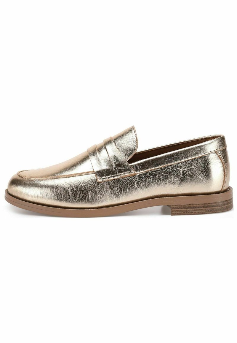 Metalické zlaté loafers s hladkým, texturovaným povrchem, s vyvýšeným švem na špičce a plochou hnědou podrážkou. Klasický design na nazouvání.