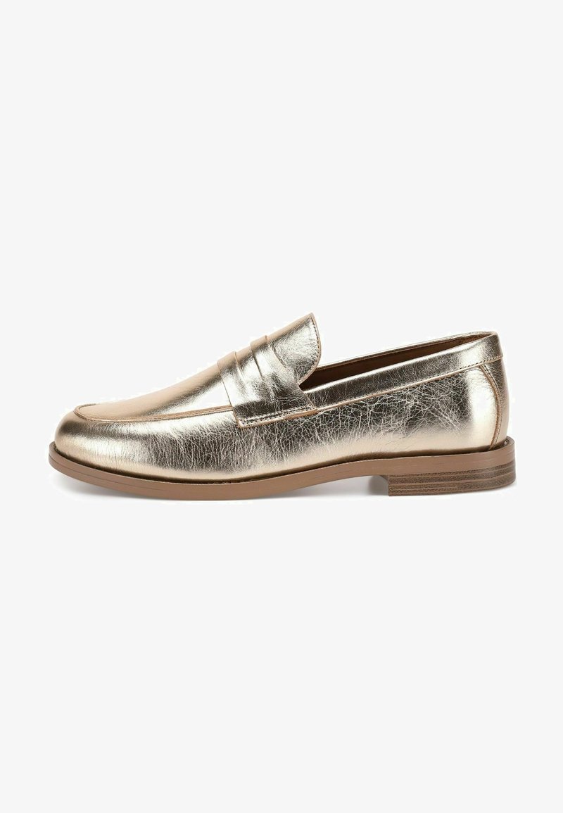 Metalické zlaté loafers s hladkým, texturovaným povrchem, s vyvýšeným švem na špičce a plochou hnědou podrážkou. Klasický design na nazouvání.
