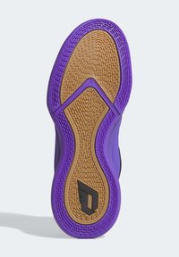 Fialová podrážka tenisky s texturovanými gumovými vzory, obsahující kontrastní gumovou část a černé logo blízko paty.