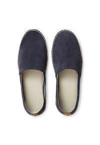 Scarpe slip-on in camoscio blu navy con superficie testurizzata, bordo intrecciato e suole in gomma di colore chiaro. Gli interni presentano una fodera liscia.