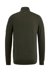 Dunkelgrüner Pullover mit Stehkragen, langen Ärmeln und einer Reißverschlusstasche am linken Ärmel. Stricktextur und subtile Stitching-Details.