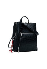 Schwarzer Leder-Rucksack mit geprägten Mickey-Maus-Gesichtern, silbernen Reißverschlüssen, genietetem Riemen und einem roten Schlüsselanhänger mit weißen Handschuh- und Herzanhängern.