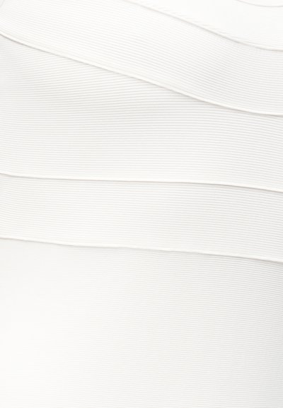 Λευκό ύφασμα με οριζόντια ραβδωτή υφή και στρωματοποιημένες επικαλυπτόμενες ταινίες που δημιουργούν ένα διακριτικό σχέδιο.