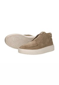 Beige suède high-top sneakers met een gladde witte rubberen zool, voorzien van een gestikte naadontwerp en een gevouwen hiel detail.