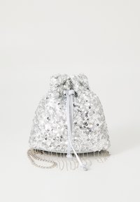 Hopeinen paljettinen nyöripussi, jossa on kerätty yläosa, teksturoitu pinta ja metalliset ketjuyksityiskohdat alareunassa.