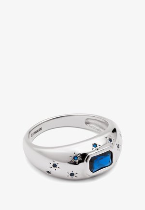 Sølvring med en rektangulær blå ædelsten og små blå stjerneaccentuer omkring banden, med en poleret glat overflade.