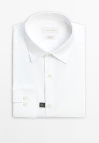 Hvid, langærmet, tætsiddende skjorte lagt sammen med spids krave og knappede manchetter, med en lille sort "Slim Fit"-mærkat.