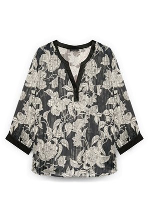 Sort gennemsigtig bluse med hvidt blomsterprint, V-udskæring med sort kant og knap samt trekvartlange ærmer med sorte manchetter.