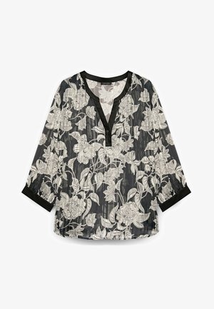 Sort gennemsigtig bluse med hvidt blomsterprint, V-udskæring med sort kant og knap samt trekvartlange ærmer med sorte manchetter.