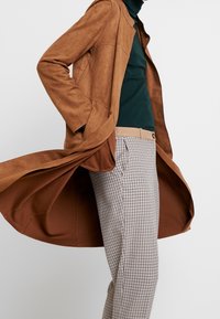 Esprit Klassischer Mantel - brown