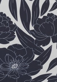 Kuvioitu kukkakangas, jossa on laivastonsinisiä pioneja valkoisella reunuksella, suurten lehtien kanssa valkoista taustaa vasten. Kankaan materiaali on teksturoitua polyesteriä.