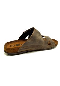 Sandal in pelle marrone con design aperto sulla punta, due cinturini larghi e dettagli intagliati. Soletta in morbido suede e suola robusta e testurizzata.