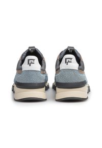Herrskor i sneakersstil med blå texturerad mesh och ovandel av svart mocka, bruna detaljer, vit hälpanel och beige gummisula. Logotyp på hälen.