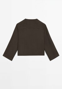 Veste courte marron à manches longues, confectionnée dans un tissu texturé. Présente un design minimaliste avec un col rond et un ourlet droit.