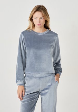 Lichtblauw velours loungewear set bestaande uit een top met lange mouwen, geribbelde textuur en een ronde hals, gecombineerd met bijpassende ontspannen broek.